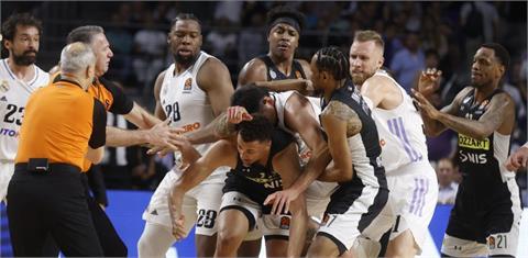 籃球／歐洲聯賽上演「奧本山事件」！球員大亂鬥「鎖喉抱摔」場面失控