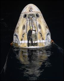 SpaceX太空船返抵地球　NASA逾50年首次夜間海上降落［影］