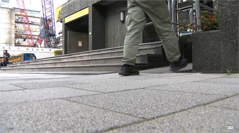 不滿走「無障礙坡道」被人擠　女子暴怒飆粗口差點打起來