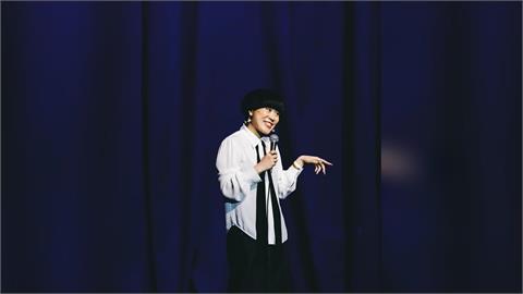 快新聞／白色恐怖導致母親精神失常　美國喜劇演員Atsuko過往揭「被綁架」的童年