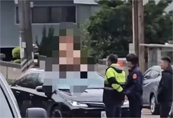 疑酒後失控！裸女當街大跳豔舞、爬車頂　員警與車主全看傻