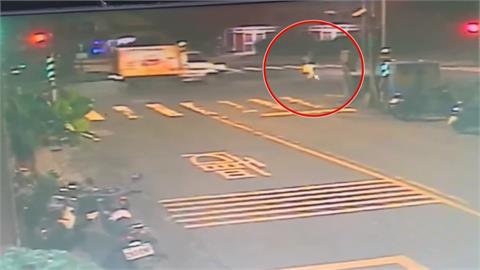 婦人疑「闖紅燈」　穿越路口　小貨車送牛奶不察　直直撞上
