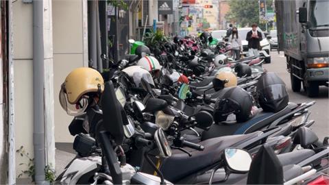 一中商圈安全帽頻遭竊　警拍影片掛布條加強宣導