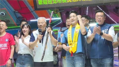 才當眾洗臉…宮廟董事長下秒「送蔣萬安甘蔗」竟暗藏1細節疑偷臭　他看驚：很不簡單