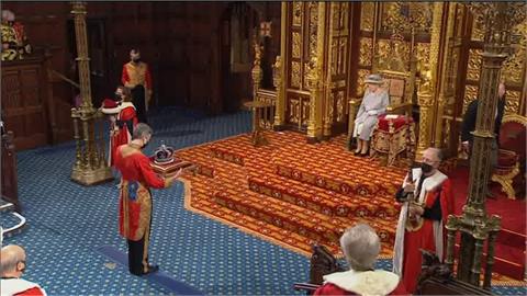 王夫葬禮後首露面　英女王主持國會開議大典