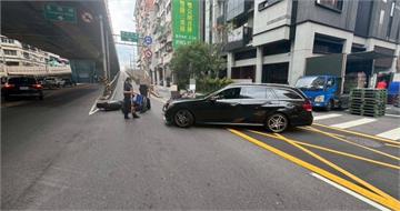 三重74歲老翁開車猛撞騎士　坐輪椅下車畫面惹議