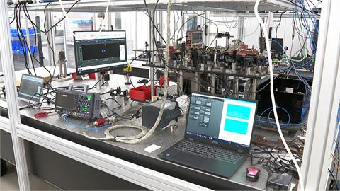 鴻海科技日11/21登場　量子電腦夯！　搶先開箱「離子阱實驗室」