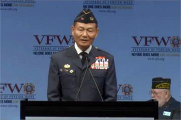 李翔宙參加VFW！穿最夯「艾森豪軍服」亮相 