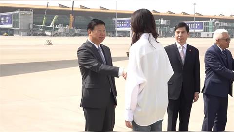 快新聞／緊緊相依的心如何說再見？鄭麗文北京機場離行前「緊握宋濤手約15秒」