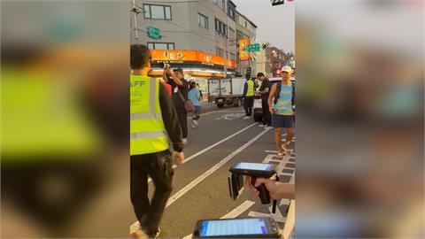竹市城市馬拉松週日賽事 竟有「貨車闖入」跑者全看傻