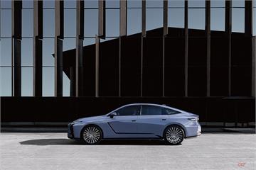 Lexus 大改款 ES 300h / 500e 雙車型四編成 177 萬起抵台上市！