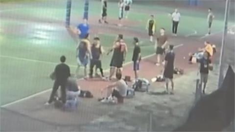 鬥牛變鬥毆！打球卡位爆衝突　「丟板凳揮拳」互毆雙掛彩