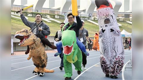 好可愛！陳其邁披「綠色恐龍裝」出席馬拉松賽　喜感畫面曝光了