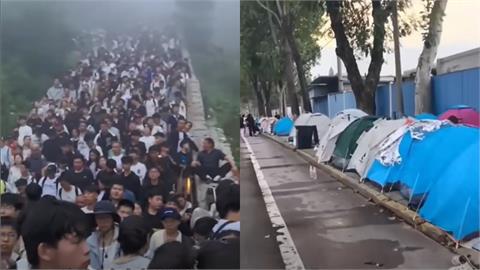中國十一長假「窮遊」盛行！「睡公廁、搭帳篷」畫面曝　網嘆：看起來像逃難