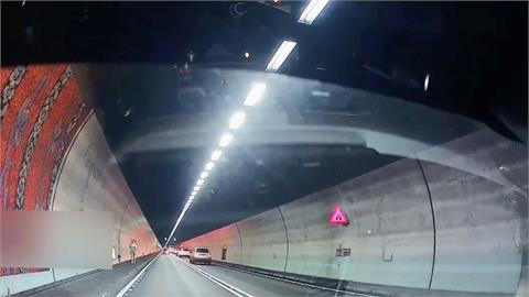 雪隧母女爭執互丟對方手機　母駕車離去留女逆向步行