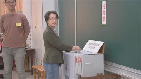 快新聞／核三公投登場！蕭美琴墨綠外套、牛仔褲現身　面露微笑行使公民權