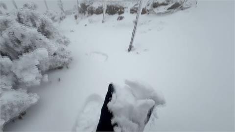 高山再降雪！玉山積雪厚達3cm　　太平山莊迎來入冬第一場冰霰