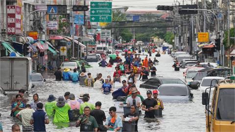3天暴雨重創曼谷！泰國總理勘災稱「已控制」惹怒災民　赤腳涉水挨批作秀