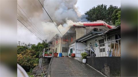 爆炸聲嚇醒整條巷！新竹民宅驚傳火警　濃煙狂竄畫面曝光