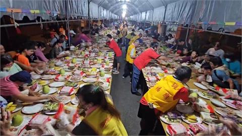 26秒清空722桌！　苗栗五福廟普渡「搶供品」秒收光