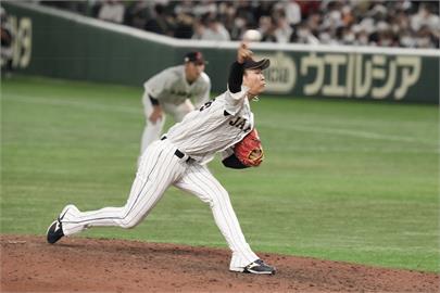 經典賽／20歲日本投手「找嘸牛棚入口」！超慌張「迷路萌樣」全被拍