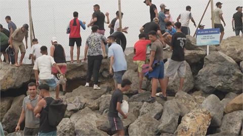 6萬摩洛哥非法移民湧西班牙領土休達　當地政府緊急加強邊境圍欄