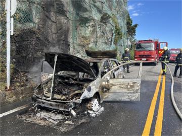 台9丁線「火燒車」轎車慘剩骨架　駕駛、乘客急逃生