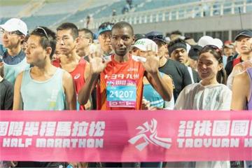桃園國際城市半程馬拉松開跑　張善政鳴槍預祝跑者得佳績