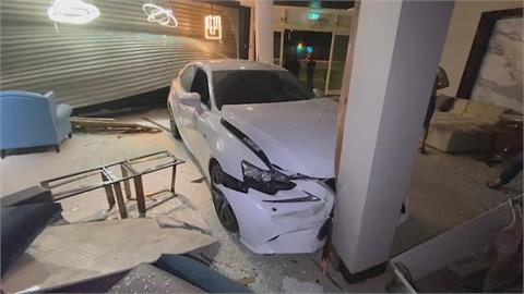 凌晨巨響！轎車撞進家具行　肇事駕駛稱太累失神釀禍