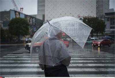 兩樣情！日本關東暴雨　鐵路被迫停駛　西日本嚴防40度危險高溫