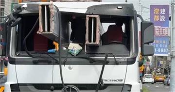 絕命終結站！曳引車碰撞「鋼樑插穿車頭」　駕駛距1公分險爆頭
