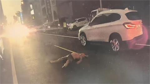 快新聞／這麼Chill？新竹1男子酒醉「橫躺路中央」　身旁還放烤肉架
