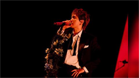 FTISLAND來台頒獎! 粉絲扮成羊咩咩上台學羊叫 全場笑翻