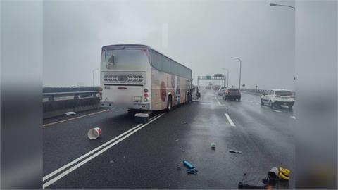 風大雨大！五楊高架車輛打水漂　撞前車又遭後方客運撞擊