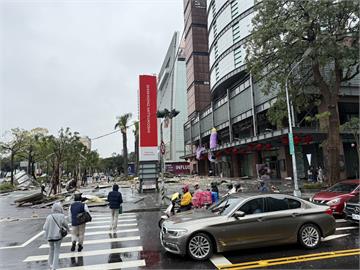 台中新光三越美食區驚傳氣爆！1女當場斷氣送醫　目擊者：2公里外都聽得到