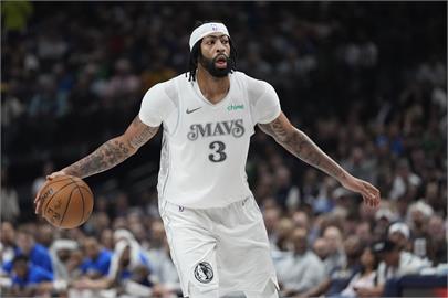 NBA(影)/才剛說完沒事 外媒曝AD傷勢恐需休養一個月甚至要動刀