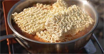 泡麵創意吃法爆紅！網友曝蔥燒牛肉麵加奶球「激似一蘭」　吸引近萬人熱議