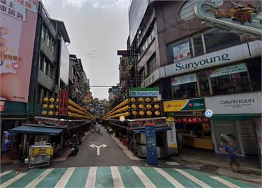 快新聞／基隆廟口驚傳攻擊事件　男逛夜市突遭人從後方猛刺一刀