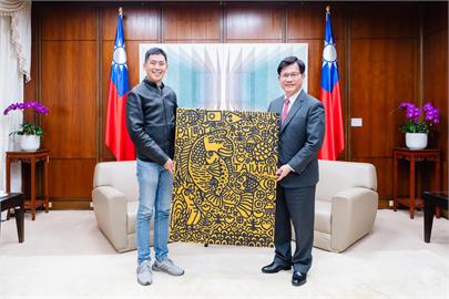 民間贈「國寶魚相擁」畫作給帛琉總統 林佳龍:實現人人都是外交官精神