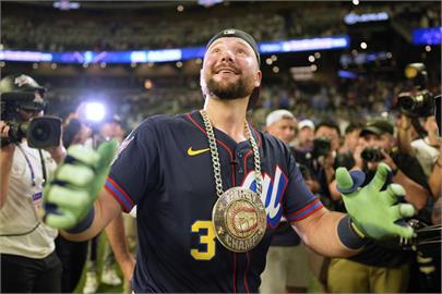 MLB／差2.4公分險遭淘汰！勞雷成史上首位捕手奪全壘打大賽冠軍