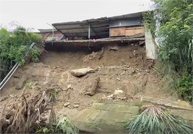 連日大雨狂炸地基掏空! 新竹北埔老房搖搖欲墜
