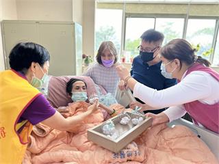 北榮桃分院安寧病房母親節活動 兒女為媽媽做精油按摩