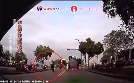 耍帥？騎士綠燈翹孤輪一路衝　危險駕駛可重罰3萬6千元