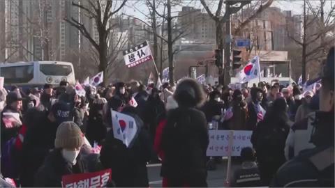 南韓檢調「二逮尹錫悅」　民眾躺地、議員組人鍊抗議