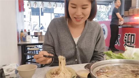 鹹香暖胃！韓妞初嚐薑母鴨麵線秒愛上　大讚：是南韓沒有的味道