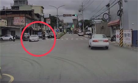 快新聞／掛「假車牌」上路！白色轎車不肯被攔查還撞警車　囂張行徑全曝光