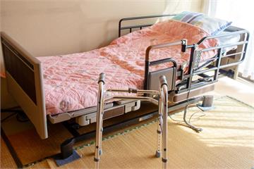 電動床突下降　80歲嬤被活夾48小時！消防破門送醫救不回