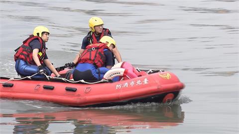 大稻埕碼頭落水意外　9旬翁不治身亡、男大生救人失聯