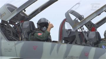 F-5戰機停飛特檢後首復飛 空軍司令熊厚基同乘提振士氣