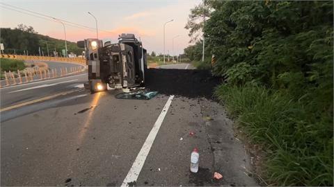 台61後龍南下匝道「砂石車爆胎翻覆」　污泥撒滿地交通一度受阻